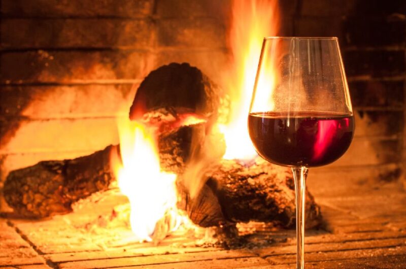 Czerwone wino przy kominku